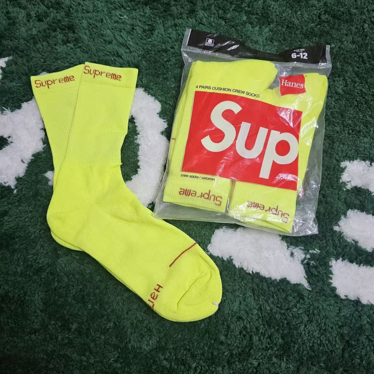 Supreme x Hanes Cushion Crew Socks (5-Pack).