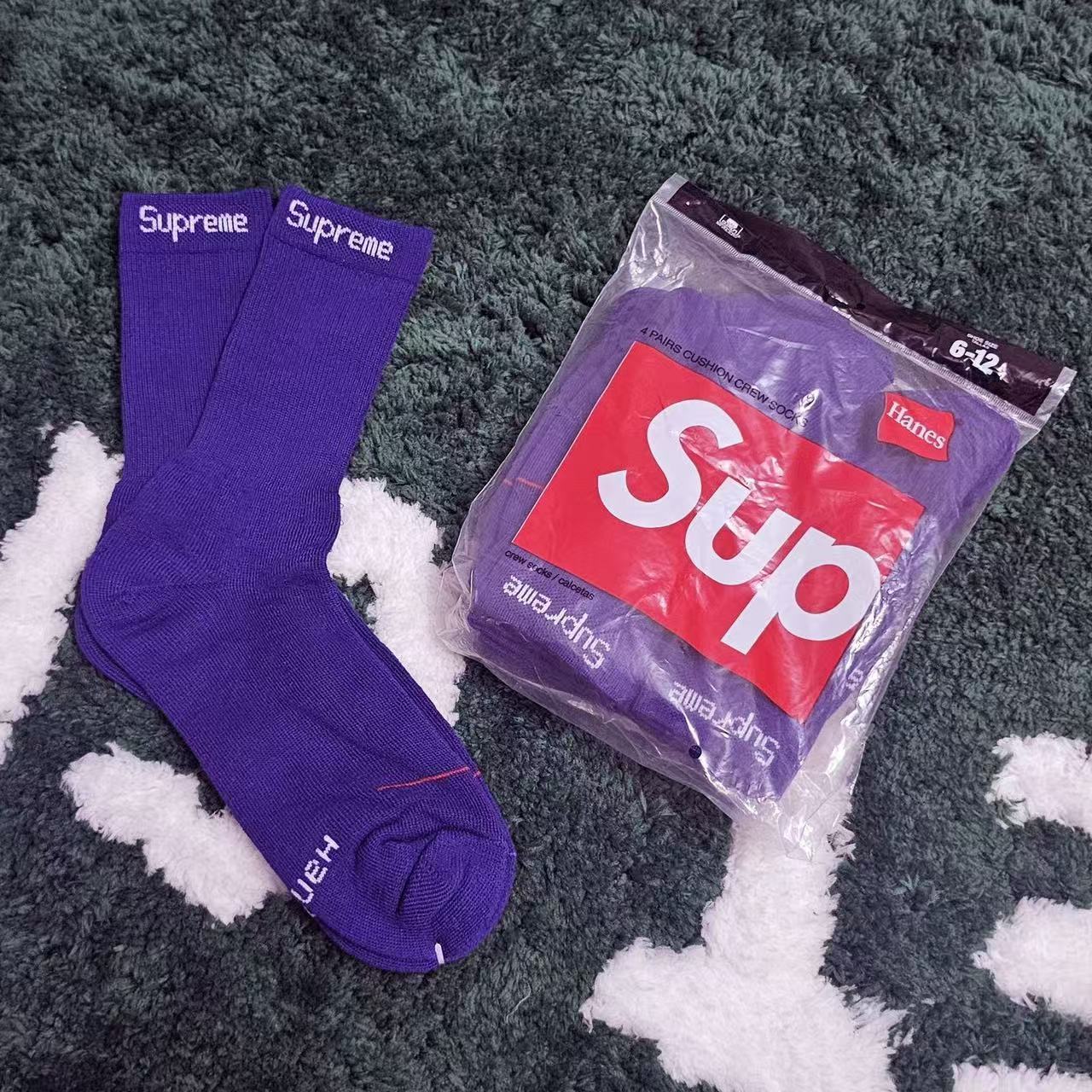 Supreme x Hanes Cushion Crew Socks (5-Pack).